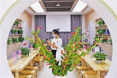 <p>　　2021年6月，第四屆枸杞產(chǎn)業(yè)博覽會(huì)，來自全國百余家媒體記者聚焦枸杞宴、采摘節(jié)、重大科技成果發(fā)布等活動(dòng)。</p><p>　　本報(bào)記者　白茹　攝</p>