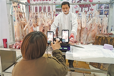 <p>　　寧夏寧羴源牛羊肉有限公司的直播室正在直播銷售灘羊肉。</p>