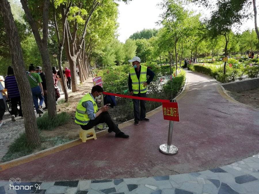 三等獎(jiǎng)：牡丹園中防疫值班的城市衛(wèi)士.jpg