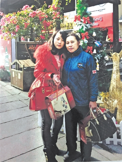 <p>　　王巧琳（左）到福州看望李圣康夫婦，陪周玉英逛街留影。</p>