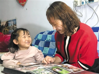 <p>　　王巧琳給女兒講述李丹和福州爺爺、奶奶資助自己上學的故事。</p>