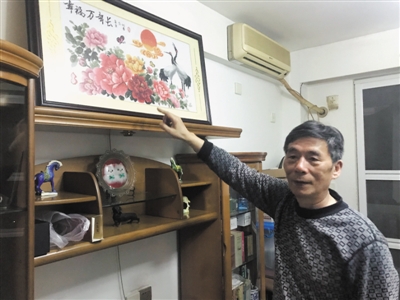 <p>　　書房里，王巧琳為李圣康一家制作的十字繡被擺放在最顯眼的位置。</p>