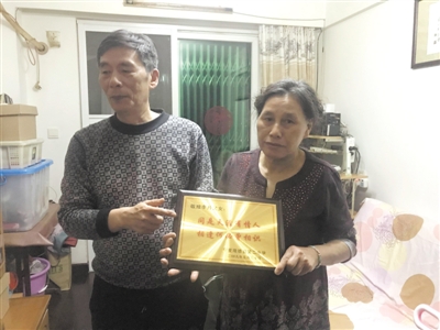 <p>　　在李圣康心中，隆德二中頒給他和女兒的獎項是對他們資助學生最好的肯定。</p>