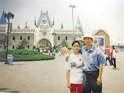 <p>　　李丹生前與父親李圣康合影。（翻拍）</p>