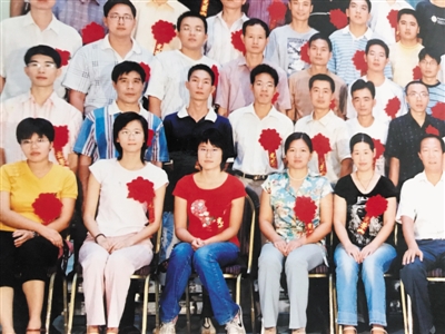 <p>　　福建省第八批赴寧夏支教教師留影。前排左三是李丹。（翻拍）</p>