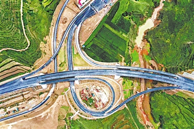 <p>　　道路建設穿山越嶺。</p>