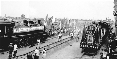 <p>　　經(jīng)過(guò)4年的艱苦鏖戰(zhàn)，包蘭鐵路于1958年7月30日在銀川成功接軌，同年8月1日，南北兩段的第一列火車對(duì)開(kāi)，包蘭鐵路正式通車。				　　　　　　　　																			　　　　　		　　　　　　　　　　　　朱康洛　攝</p>
