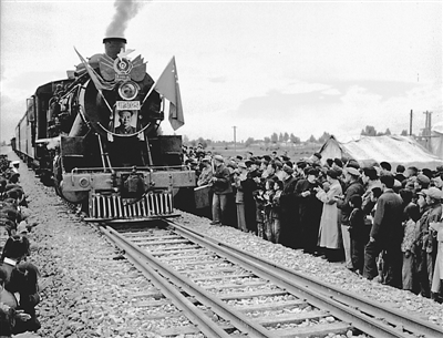 <p>　　1964年10月1日，銀新鐵路正式通車。</p><p>　　買世杰　攝</p>