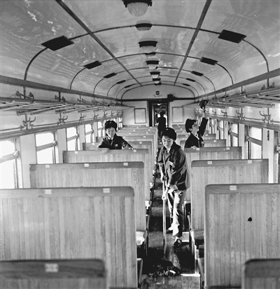 <p>　　1975年9月21日，銀川至北京169/170次直通旅客快車開(kāi)行。</p><p>　　鄧尚喜　攝</p>