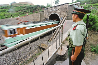 <p>　　1994年6月10日，寶中鐵路全線鋪通。1995年6月8日，寶中電氣化鐵路建成通車。		　　本報(bào)記者　王猛　攝</p>