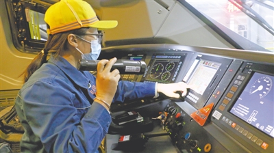 <p>　　黃秀麗對(duì)入庫后的高鐵動(dòng)車組車載信號(hào)設(shè)備進(jìn)行檢測?！　　　　　　　　　　　　　　　　　　　　　　　　　　　　　　　　　　　　　　　　　　　　。▓D片由受訪單位提供）</p>