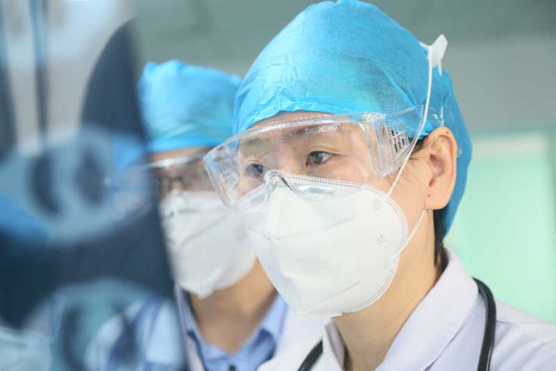 疫情期間帶領(lǐng)科室人員認真查看每一個患者.jpg