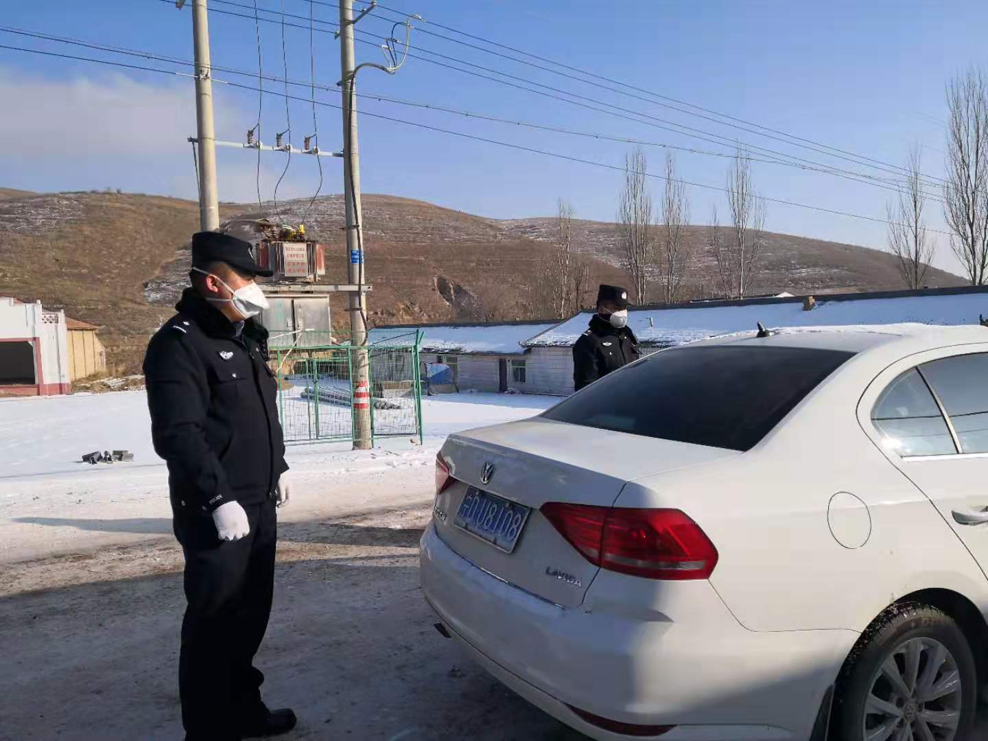 疫情期間，王志強盤查過往車輛.jpg