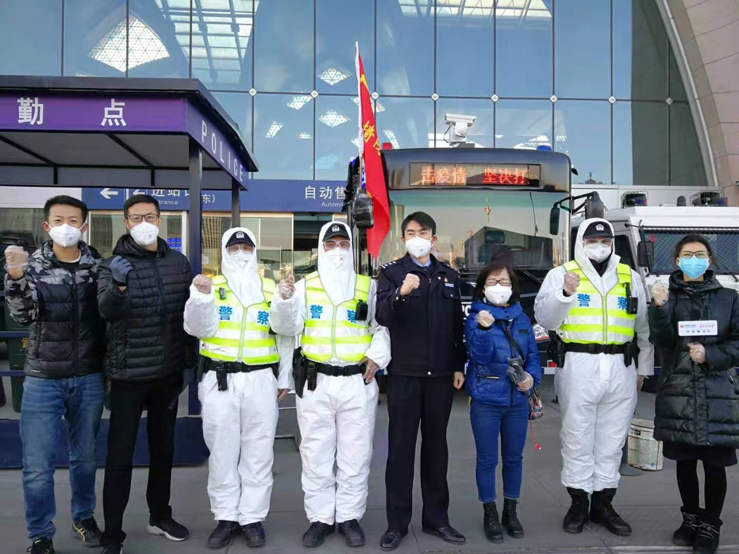 2月8日，寧夏法治報社朱岱云(右三）與同事們在銀川市火車站直播，宣傳阻擊疫情中的寧夏政法力量。.jpg