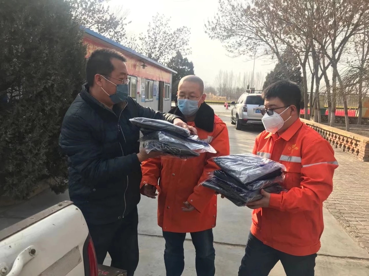 吳文祥向一線工作人員發(fā)放防護(hù)品.jpg