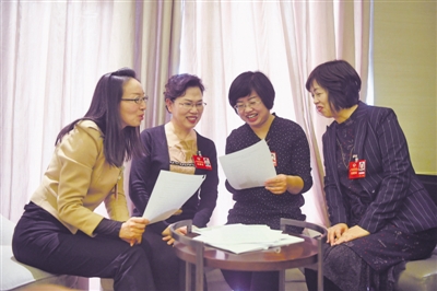 <p>　　→參加自治區(qū)政協(xié)十一屆四次會議的政協(xié)委員們已于1月26日向大會報到。</p>