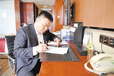<p>　　政協(xié)委員王寧在住地修改提案。　</p>