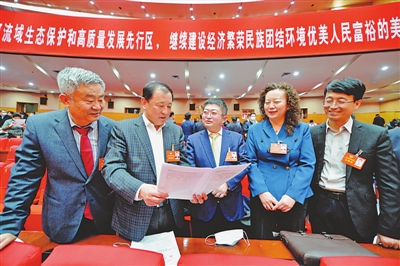 <p>　　開幕會(huì)結(jié)束后，委員們就政協(xié)常委會(huì)工作報(bào)告展開討論。</p>