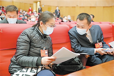 <p>　　政協(xié)委員討論政協(xié)常委會工作報告。</p>