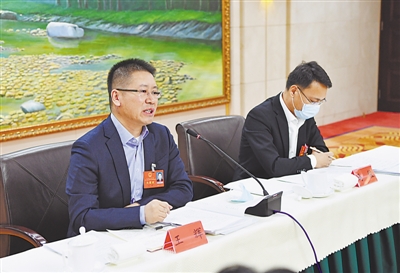 <p>　　1月30日，人大代表王輝建議，要從提高全民法治意識的高度，加強(qiáng)對民法典的廣泛深入宣傳?！　　　　　　　　　　　　　　　　　　　　　　　　　　?lt;/p>