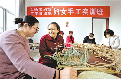 <p>　　我區(qū)通過(guò)創(chuàng)業(yè)扶持、就業(yè)援助、技能增收等手段幫助城鄉(xiāng)居民增加收入。</p>