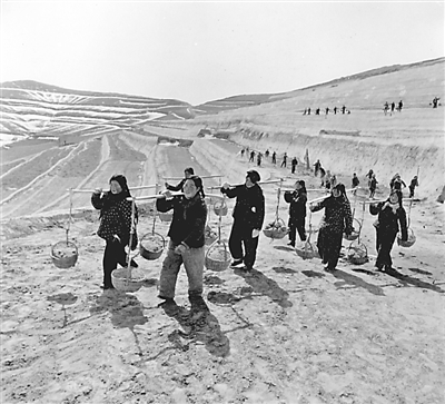 <p>　　20世紀(jì)70年代，西吉縣平峰公社的社員們送肥到農(nóng)田。		　　		　　</p>