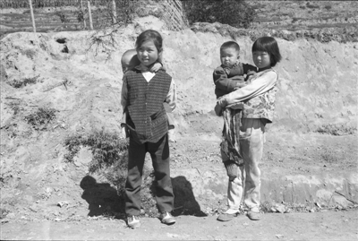 <p>　　姐姐帶弟弟，山區(qū)女娃輟學(xué)現(xiàn)象在過去時(shí)有發(fā)生。本報(bào)記者　王猛　攝</p>
