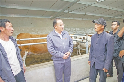 <p>　　去年3月，海原縣扶貧辦工作人員到史店鄉(xiāng)蒼灣村易地扶貧搬遷安置點(diǎn)調(diào)研移民村后續(xù)產(chǎn)業(yè)發(fā)展情況?！　　　　。▓D片由海原縣扶貧辦提供）</p>