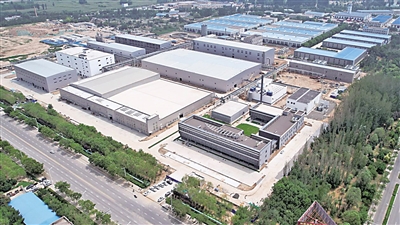<p>　　吳忠市金積工業(yè)園區(qū)盤活利用閑置土地，引入上方生物科技有限公司。</p><p>　　自治區(qū)自然資源廳以助推高質(zhì)量發(fā)展為主題，以土地權(quán)改革為抓手，持續(xù)深入開展批而未供和閑置土地盤活利用專項(xiàng)行動(dòng)，實(shí)行批而未供和閑置土地處置與土地利用計(jì)劃分配、新增建設(shè)用地報(bào)批掛鉤，借助全區(qū)建設(shè)用地節(jié)約集約利用評(píng)價(jià)監(jiān)管平臺(tái)，全面梳理摸排批而未供和閑置土地“底數(shù)清單”，為每個(gè)閑置低效地塊“量身定制”盤活出路，推進(jìn)閑置土地“再開發(fā)促增值”。截至今年7月底，全區(qū)已盤活利用批而未供和閑置土地3.916萬畝，其中處置批而未供土地2.803萬畝，處置閑置土地1.113萬畝。通過“增存掛鉤”機(jī)制，存量用地折算新增建設(shè)用地指標(biāo)1.532萬畝。</p><p>　　本報(bào)記者　　張瑛　　　</p><p>　　（圖片由自治區(qū)自然資源廳提供）</p>