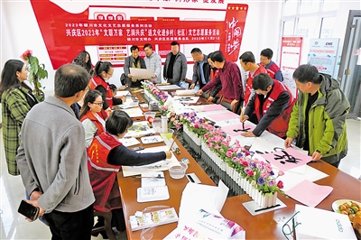 11月21日，文藝文化志愿者們揮筆寫字、潑墨作畫，為促進(jìn)鄉(xiāng)村文化繁榮助力。當(dāng)天，銀川市興慶區(qū)文聯(lián)組織部分文藝文化志愿者，走進(jìn)掌政鎮(zhèn)茂盛村，開展送文化進(jìn)鄉(xiāng)村志愿服務(wù)活動(dòng)。本報(bào)通訊員 邵軒 攝