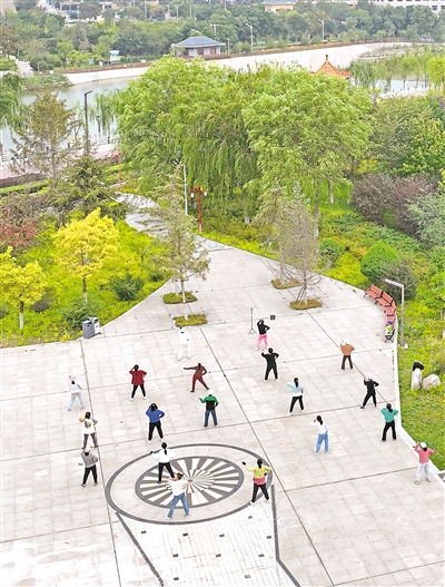     清水河流過固原市原州區(qū)，河道兩岸生態(tài)優(yōu)美，成為市民的休閑場所。