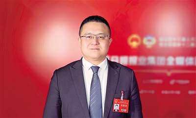 自治區(qū)人大代表、寧夏金曜塑業(yè)有限公司董事長(zhǎng) 金玉龍<br/>　　這些成績(jī)的取得，令人振奮，備受鼓舞。數(shù)字背后，是無(wú)數(shù)人的辛勤勞動(dòng)和默默付出，我們還有什么理由不接續(xù)奮斗，增光添彩？ 本報(bào)記者 李濤 攝