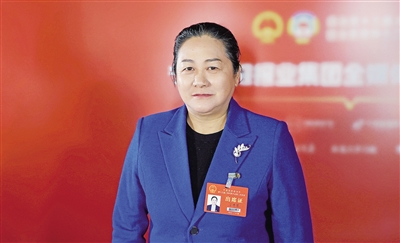     自治區(qū)人大代表、吳忠市秀琴奶牛養(yǎng)殖專(zhuān)業(yè)合作社理事長(zhǎng) 丁秀琴<br/>　　政府工作報(bào)告對(duì)民營(yíng)經(jīng)濟(jì)和鄉(xiāng)村振興的表述，讓我對(duì)自己所從事的奶產(chǎn)業(yè)發(fā)展充滿(mǎn)信心。本報(bào)記者 李濤 攝