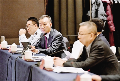     自治區(qū)政協(xié)委員、寧夏華嚴(yán)趣鏈科技有限公司董事長(zhǎng) 施曉軍<br/>　　要正視企業(yè)發(fā)展中遇到的各種困難，數(shù)字企業(yè)也要善于因勢(shì)利導(dǎo)，把握機(jī)遇，立足自身實(shí)際，加強(qiáng)模式創(chuàng)新、產(chǎn)品創(chuàng)新、技術(shù)創(chuàng)新，不斷提高核心競(jìng)爭(zhēng)力。<br/>　　本報(bào)記者 王曉龍 攝