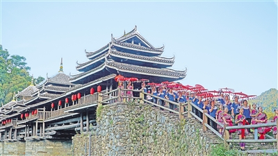     8月26日，三江侗族自治縣程陽八寨景區(qū)。程陽八寨位于三江侗族自治縣林溪鎮(zhèn)，立足中國(guó)侗族原生態(tài)旅游資源，通過旅游銷售油茶、茶葉、侗族工藝品等提高群眾收入。