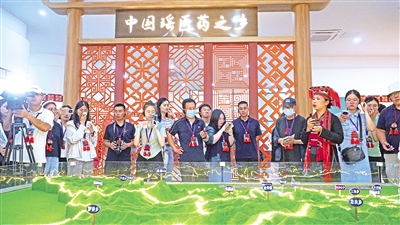     8月24日，記者一行走進(jìn)“中國(guó)瑤醫(yī)藥之鄉(xiāng)”廣西來賓市金秀瑤族自治縣。