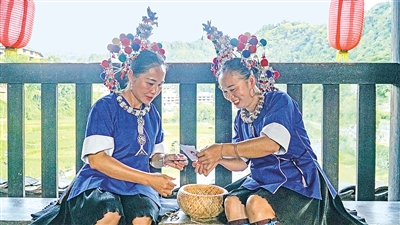     程陽橋上，侗族婦女在展示制作侗族刺繡產(chǎn)品。繡品圖案精美、色彩艷麗，成為當(dāng)?shù)靥厣a(chǎn)業(yè)。