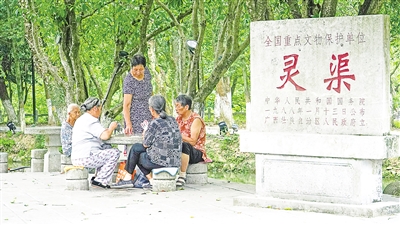     靈渠位于廣西壯族自治區(qū)桂林市興安縣，全長(zhǎng)36.4公里，是連接長(zhǎng)江流域和珠江流域的一條古代運(yùn)河。水清岸綠渠暢景美，每年吸引游客100多萬人次。