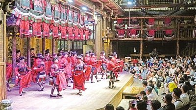     8月27日，在廣西桂林市龍勝各族自治縣龍脊鎮(zhèn)黃洛瑤寨，紅瑤姑娘表演曬紅衣，紅瑤梳長(zhǎng)發(fā)等特色活動(dòng)。黃洛瑤寨共有83戶，348人，獲評(píng)“首批中國(guó)少數(shù)民族特色村寨”。
