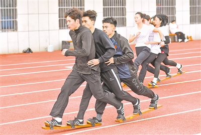     參加板鞋競(jìng)速的6名運(yùn)動(dòng)員在訓(xùn)練。